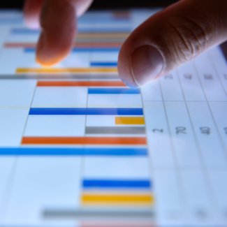 Nahaufnahme einer Hand, die auf ienem Tablet in ein Diagramm reinzoomt.
