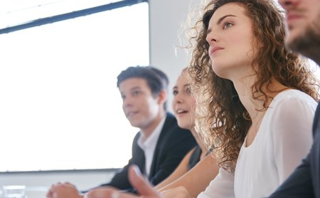 Foto von Studierenden, die dem Unterricht folgen