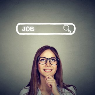 Eine Frau sucht nach einem neuen Job.