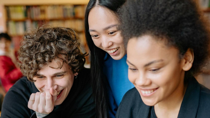 Titelseite des Newsletters ZIB aktuell mit Bild von diversen jungen Erwachsenen.