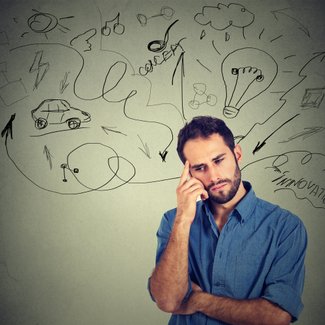 Junger Mann aus dessen Kopf viele Gedanken und Ideen kommen