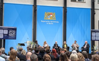 Foto der Podiumsdiskussion in der Bayerischen Landesvertretung.