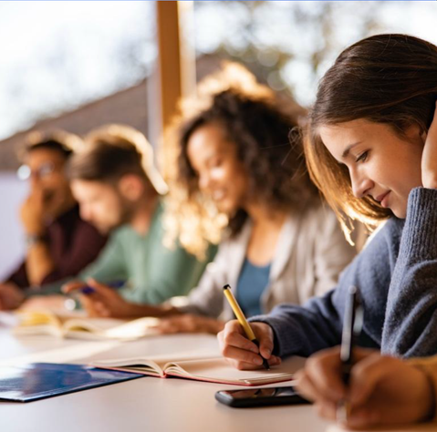 Personen arbeiten im Unterricht