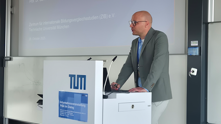 Prof. Dr. Samuel Greiff hält einen Vortrag zum Thema PISA