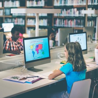 Schülerinnen lernen am Computer