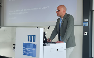 Prof. Dr. Samuel Greiff hält einen Vortrag zum Thema PISA