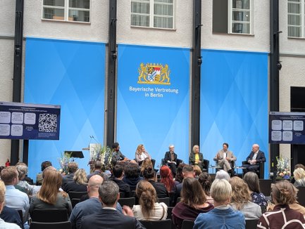 Foto der Podiumsdiskussion in der Bayerischen Landesvertretung.