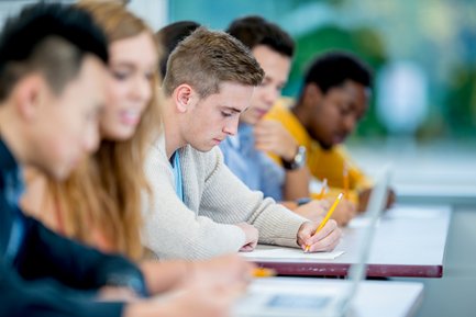 Schüler und Schülerinnen arbeiten in einem Klassenzimmer