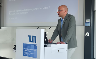 Prof. Dr. Samuel Greiff hält einen Vortrag zum Thema PISA