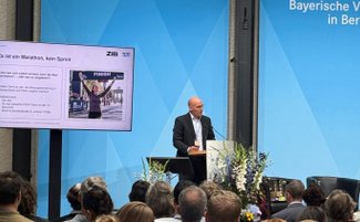 Prof. Samuel Greiff hält einen Vortrag auf der Fachtagung zu PISA 2025
