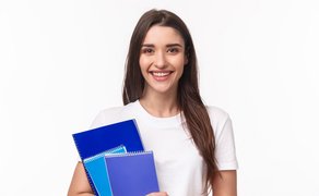 Studentin mit Büchern im Arm