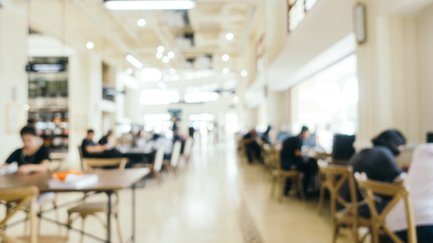 Verschwommenes Bild von Personen in einer Bücherei