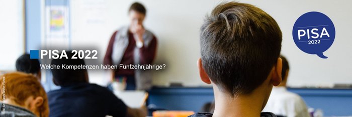 PISA 2022 - Text: Welche Kompetenzen haben Fünfzehnjährige? Bild: Kopf von Schüler im Vordergrund, im Hintergrund verschwommen der Klassenlehrer vor der Tafel.